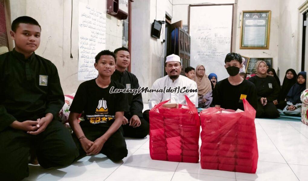 Foto bagi takjil di Ponpes Al Aziz Puri Pati bersama Ustadz Ali (baju putih)
