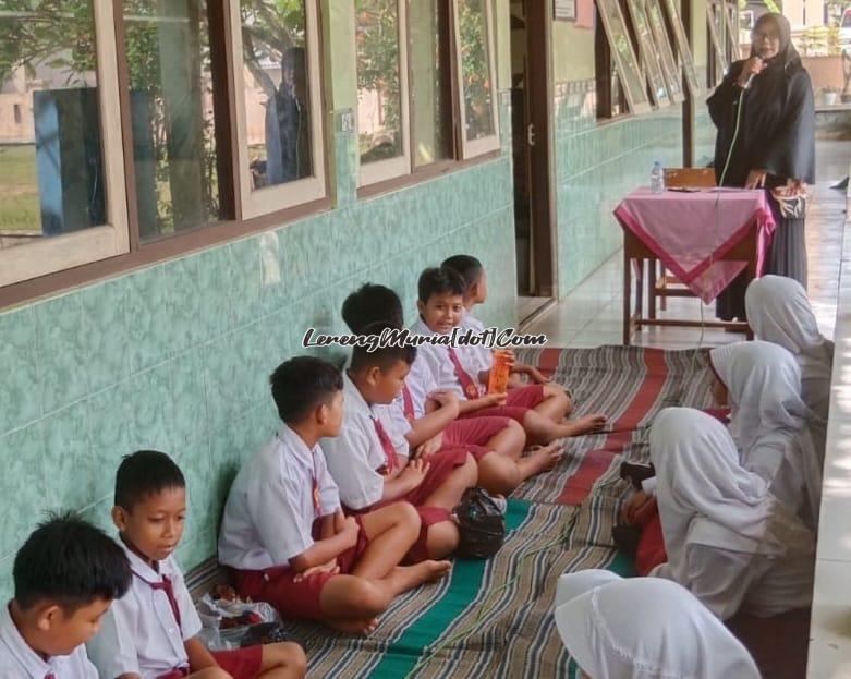 Foto nara sumber Hj. Zumaroh Muchtar (berdiri) sedang memberikan materi di Pesantren Kilat