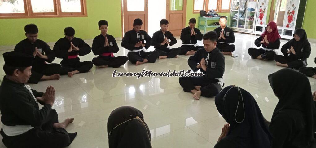 Foto suasana doa bersama menjelang ujian sekolah oleh pelajar anggota SH Terate Pati Kota