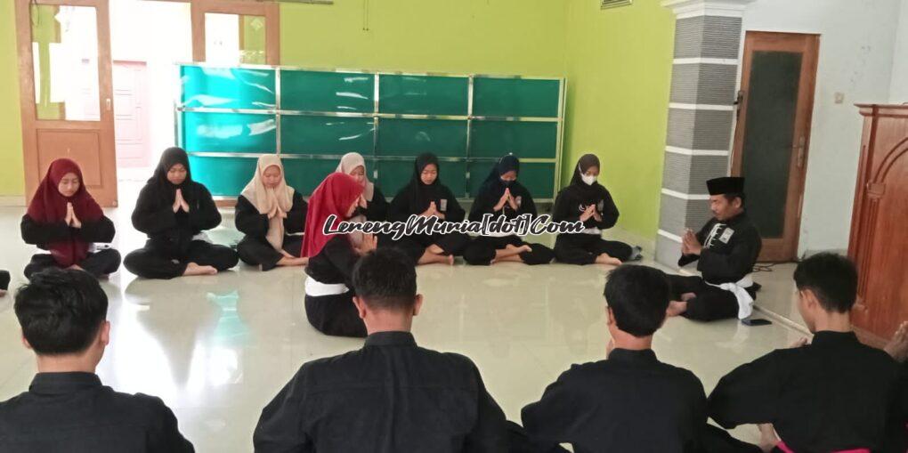 Foto pesilat pelajar berdoa bersama dengan khusuk