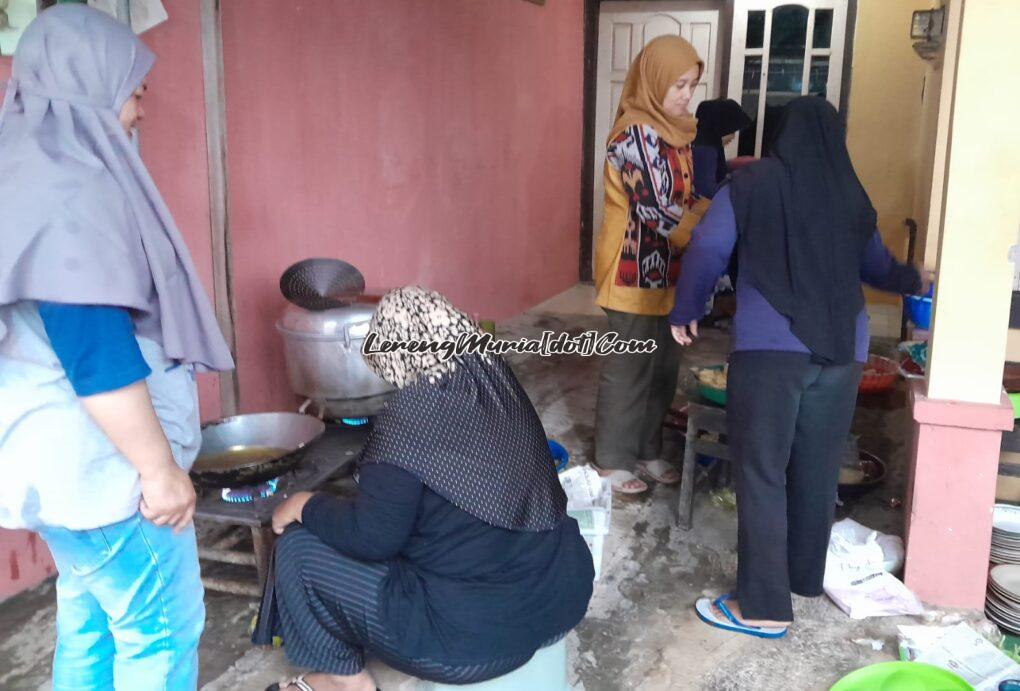 Foto gotong royong memasak hidangan buka puasa