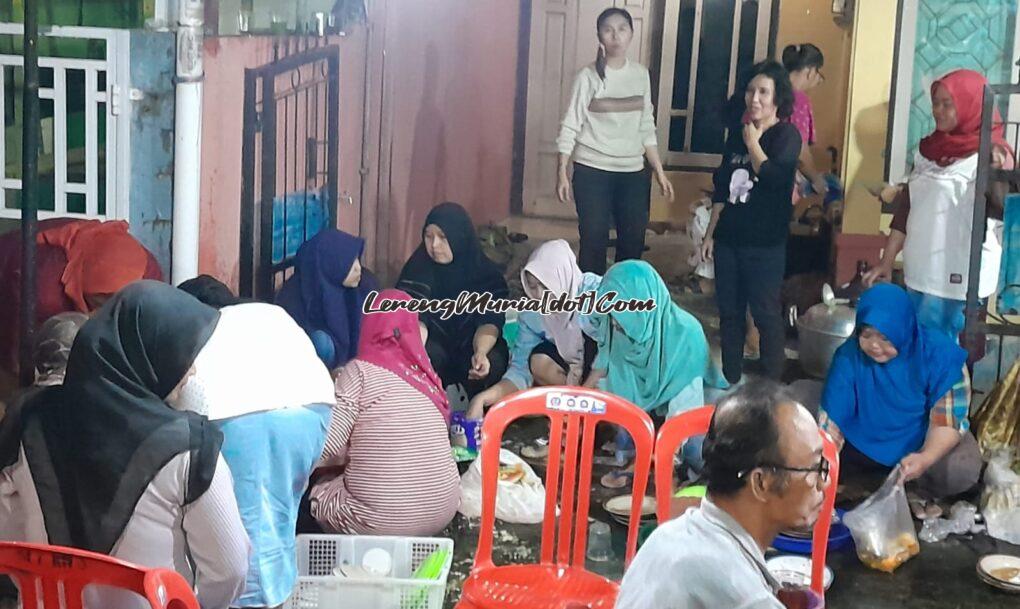 Foto gotong royong memasak hidangan buka puasa