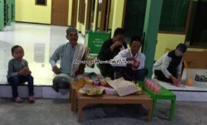 Foto warga sedang menikmati menu takjil di Mushola Al Falah