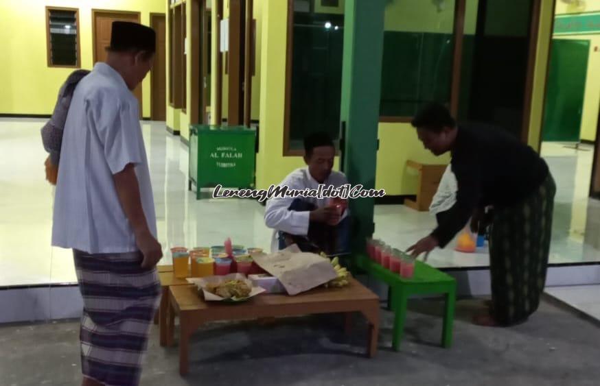 Foto warga sedang menyiapkan takjil | LERENG MURIA Foto warga sedang menyiapkan takjil