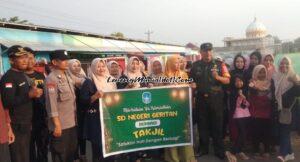 Foto segenap elemen masyarakat yang mendukung acara bagi takjil SDN Geritan Pati