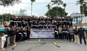 Foto bersama antara anggota SH Terate dan aparat keamanan seusai kegiatan bagi takjil