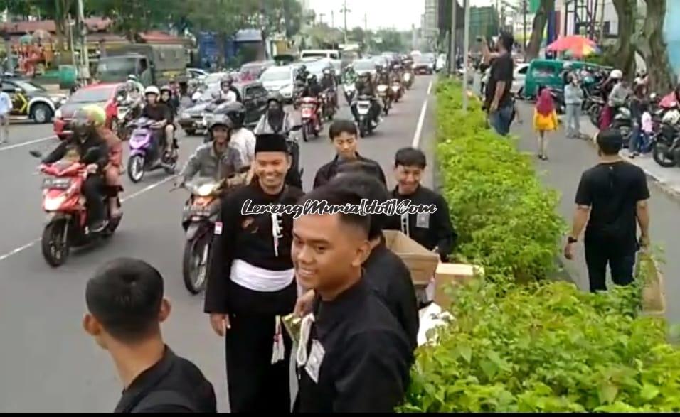 Foto anggota SH Terate sedang berbagi paket takjil