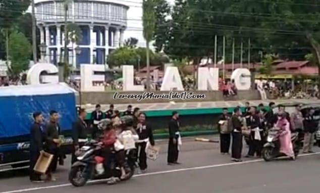 Foto anggota SH Terate Komisariat Yon Armed 3 Naga Pakca Magelang melakukan bagi takjil di Alun-Alun