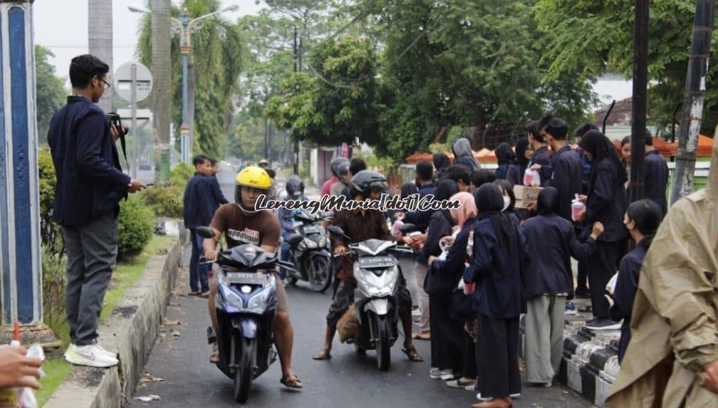 Foto pembagian takjil di depan gerbang SMAN 3 Pati diwarnai hujan gerimis