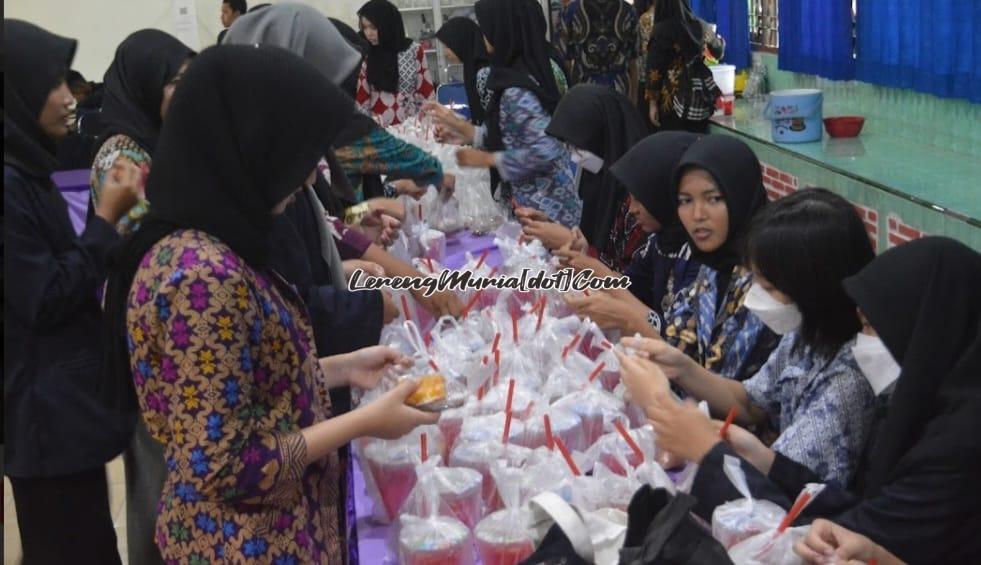 Foto proses pengepakan es buah oleh siswa putri