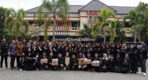 Foto bersama sebelum pembagian takjil di halaman depan SMAN 3 Pati