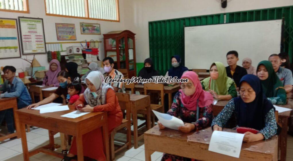 Foto orang tua/wali siswa sedang mengikuti acara sosialisasi