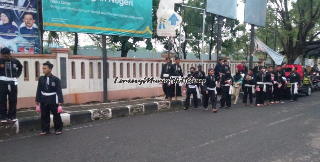 Foto anggota SH Terate mengadakan persiapan bagi takjil di Jl. Ahmad Yani Pati