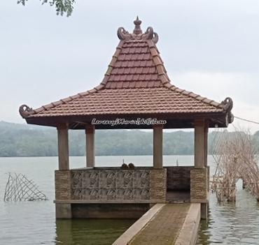 Foto petilasan Ki Ageng Selo saat terendam air Waduk Seloromo Gembong