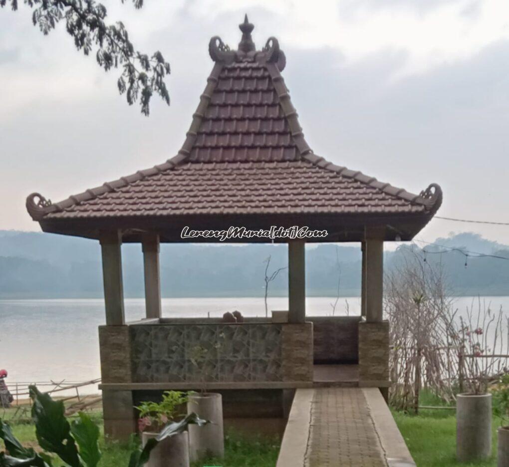 Foto petilasan Ki Ageng Selo saat Waduk Seloromo Gembong airnya surut