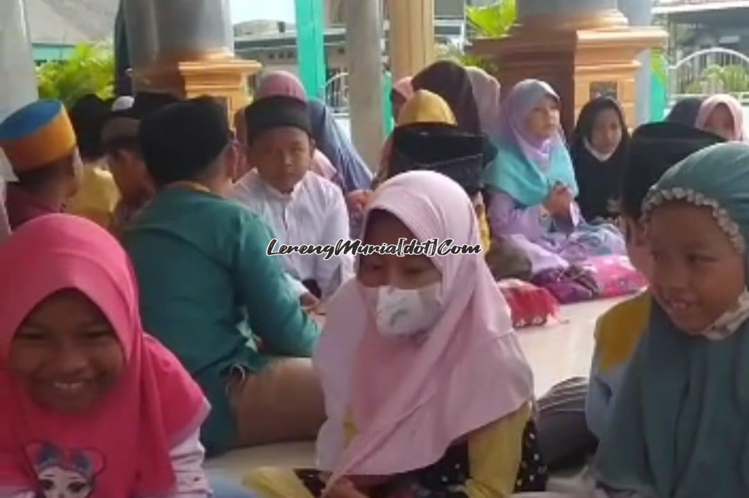 Foto siswa dengan penuh ceria mengikuti acara Pesantren Kilat