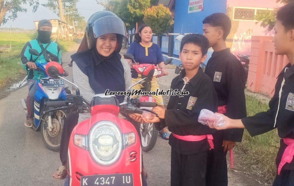 Foto siswa memberikan takjil kepada pengguna jalan