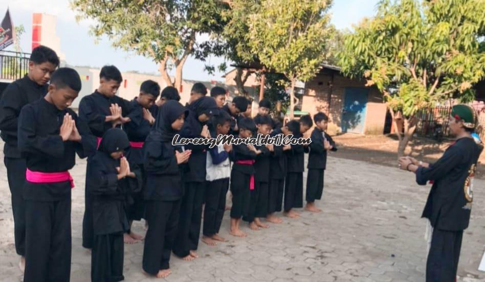 Foto berdoa bersama sebelum acara bagi takjil