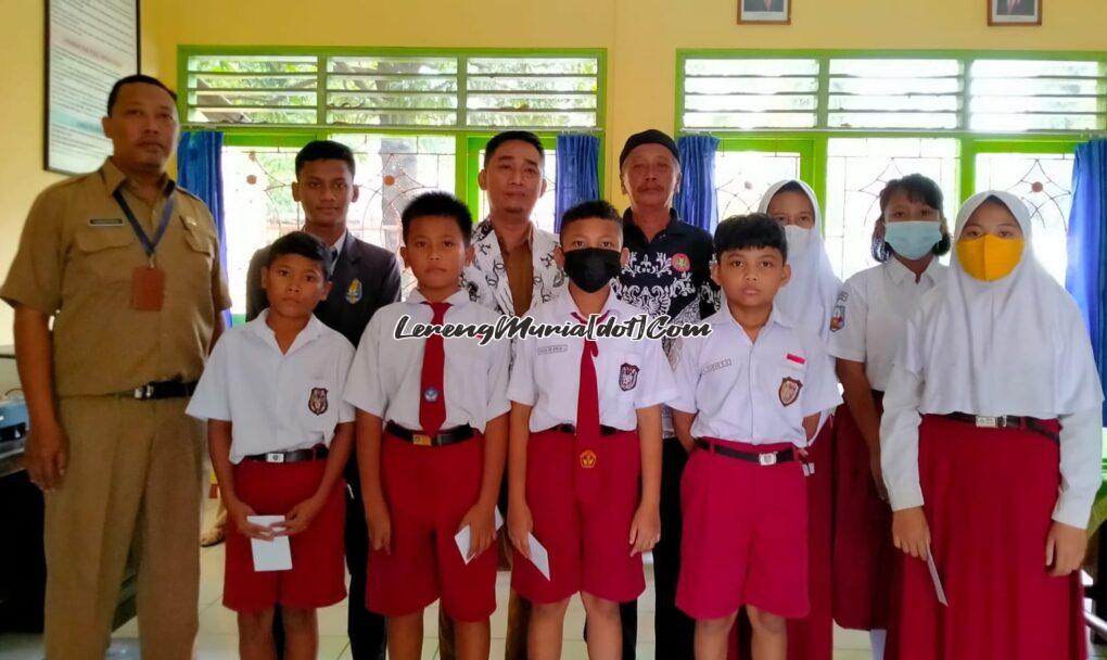 Foto bersama Pengurus PGRI Cabang Kecamatan Pati dengan siswa penerima santunan