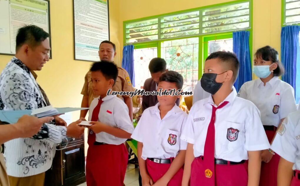 Foto Ketua PGRI Cabang Kecamatan Pati Fajar Setyo Nugroho,S.Pd. (paling kiri) memberikan santunan kepada siswa yatim piatu