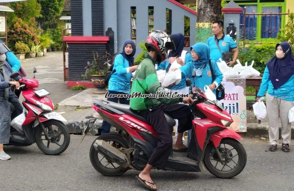 Foto bagi takjil dari PGRI Cabang Kecamatan Pati di Jl. Kartini Pati