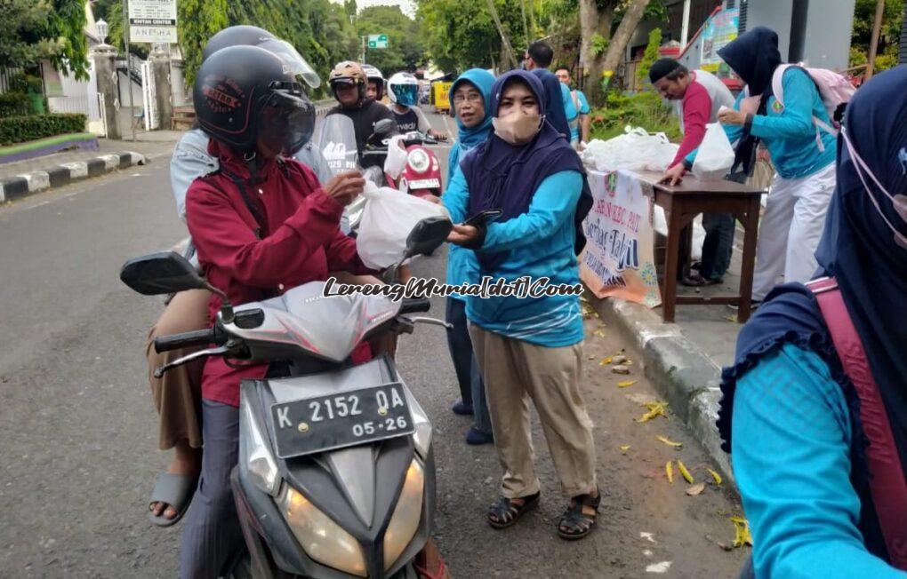 Foto pengguna jalan sangat antusias menerima paket bagi takjil