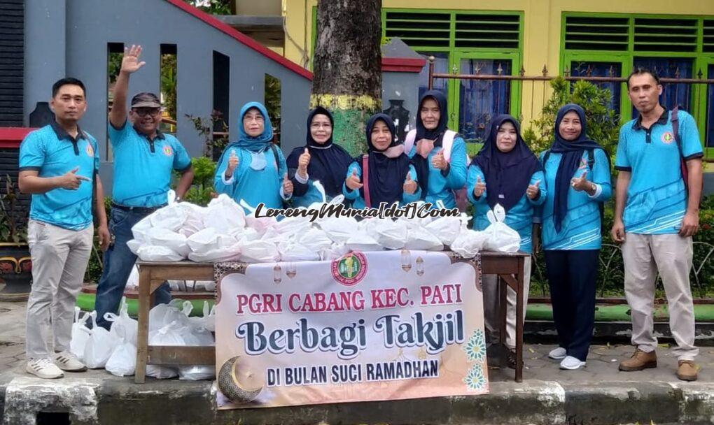 Foto bersama sebelum bagi takjil dimulai, Fajar Setyo Nugroho,S.Pd.(paling kiri) Ketua PGRI Kecamatan Pati