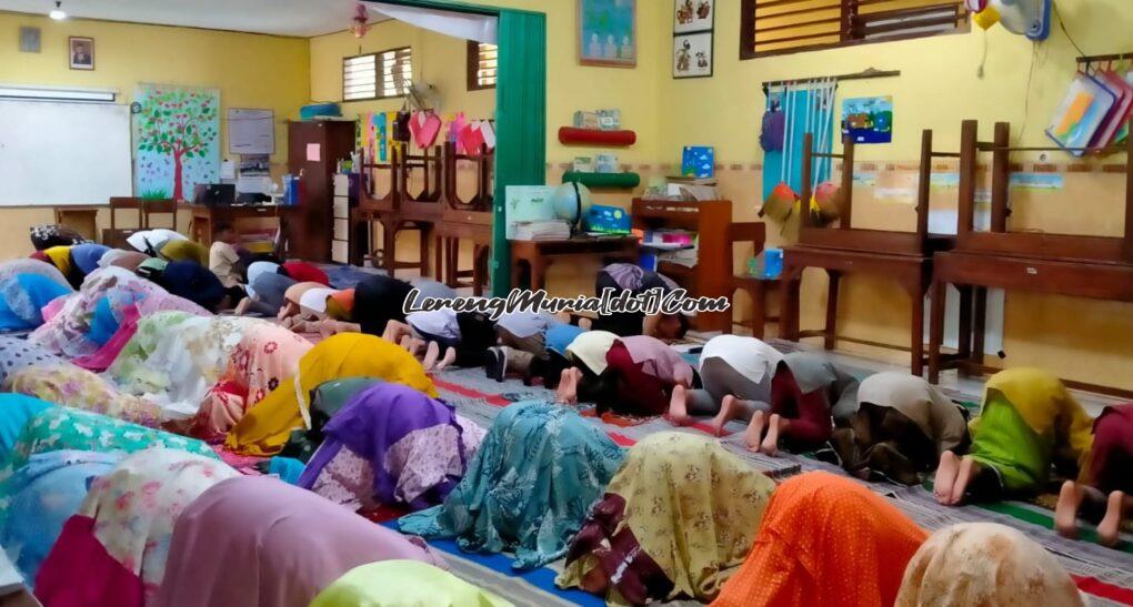 Foto kegiatan sholat Dhuha berjama'ah