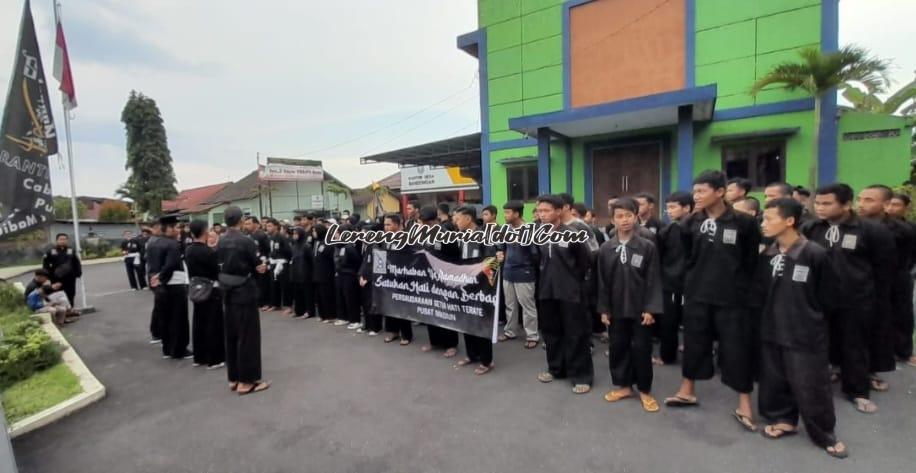 Foto persiapan anggota SH Terate sebelum bagi takjil