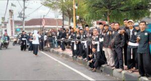 Foto SH Terate Cabang Kota Magelang memberikan takjil di Bandongan Kabupaten Magelang