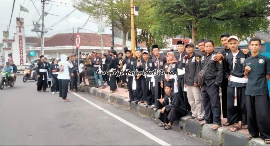 Foto SH Terate Cabang Kota Magelang memberikan takjil di Bandongan Kabupaten Magelang