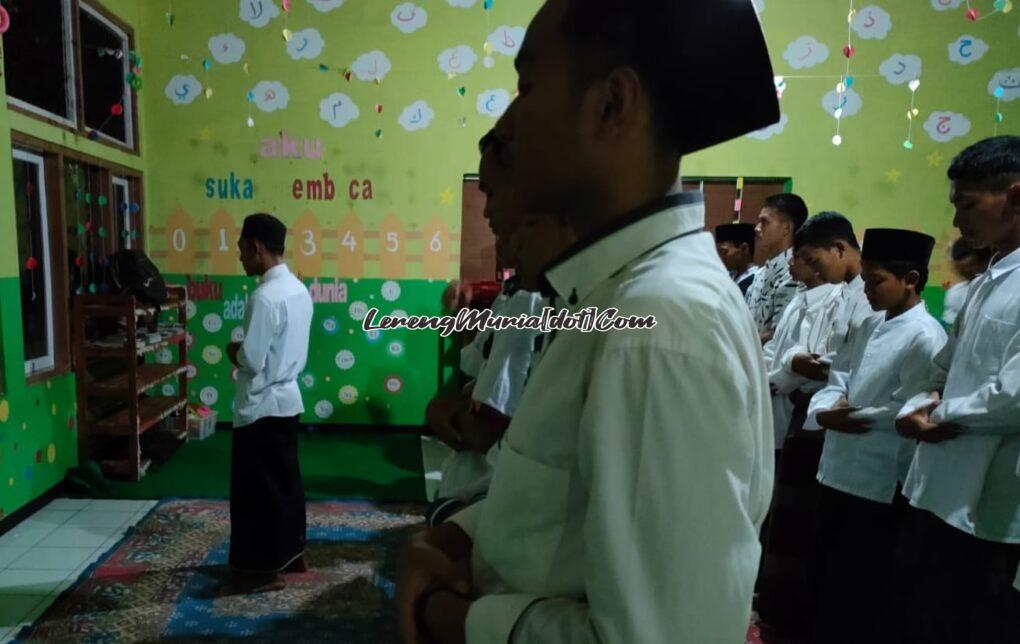 Foto sholat tarawih bersama seusai bagi takjil