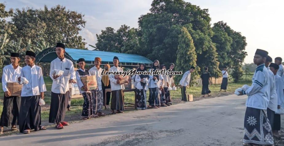 Foto anggota SH Terate berbusana santri bersiap-siap bagi takjil