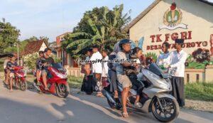 Foto pembagian takjil oleh anggota SH Terate Ranting Margoyoso di Desa Waturoyo