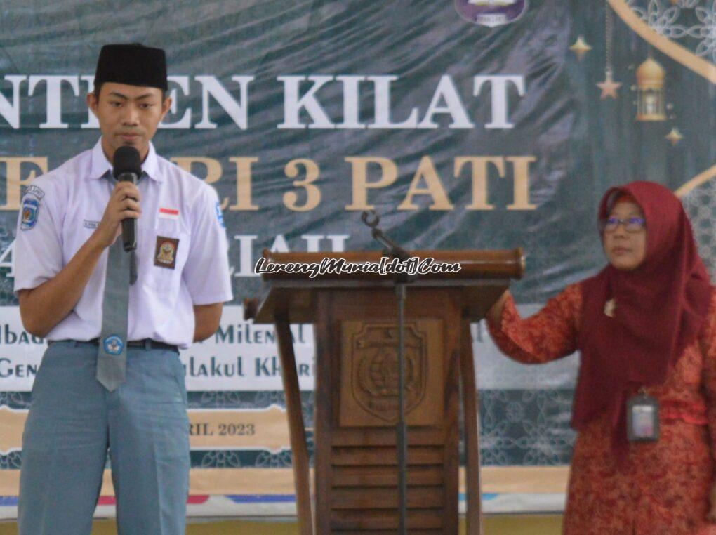 Foto seorang siswa sedang menjawab pertanyaan dari nara sumber Jumiarsih, M.Pd (kanan)