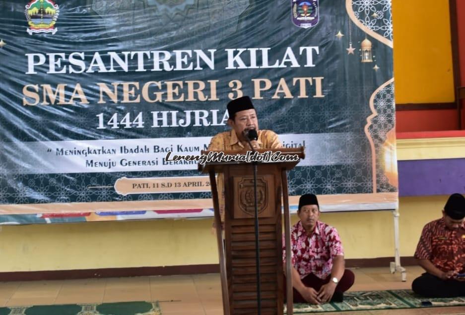 Foto sambutan Kepala SMAN 3 Pati Suhartono,S.Pd., M.Pd., M.Si di acara Pesantren Kilat