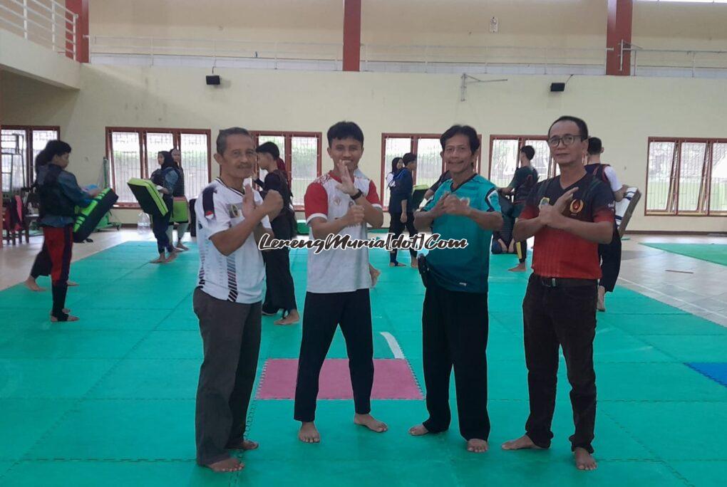 Foto Tim Binpres saat mengunjungi latihan Tim Pencak Silat Pati, Supar (dua dari kanan) dan Wisnu Tri pelatih (tiga dari kanan)