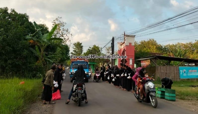 Foto pengguna jalan sangat antusias terhadap  acara bagi takjil