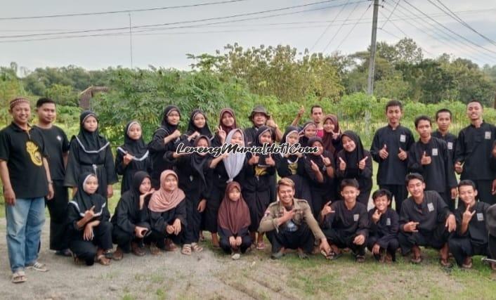 Foto bersama anggota SH Terate Ranting Tambakromo seusai bagi takjil