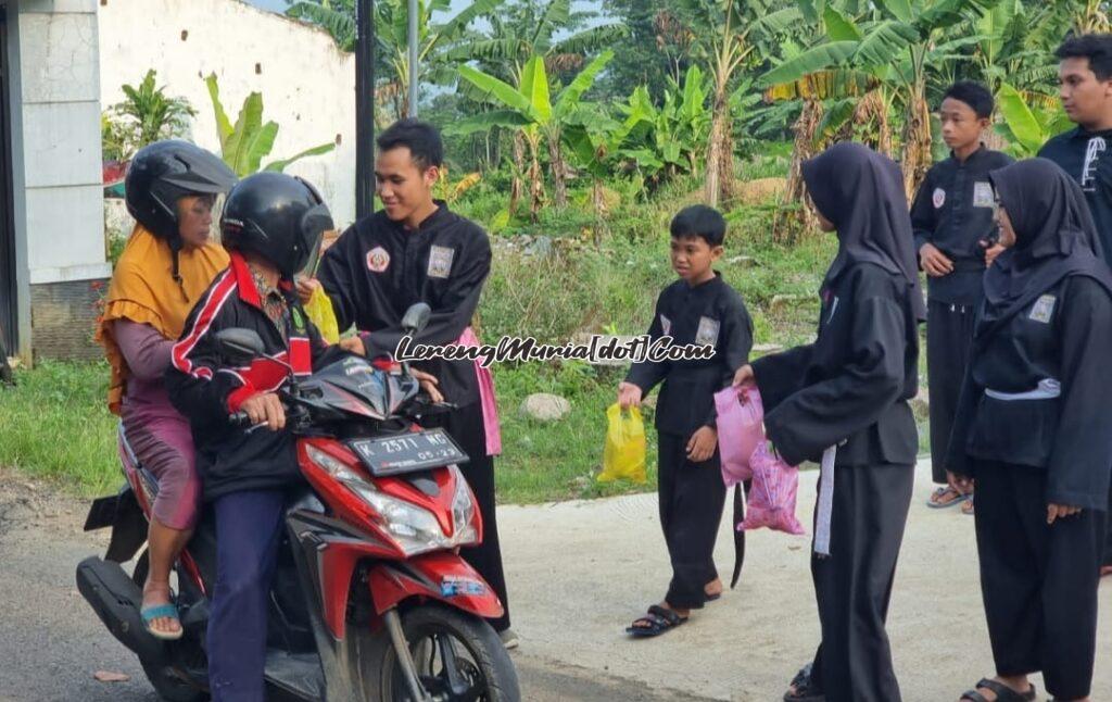 Foto semangat anggota SH Terate Sitiluhur saat berbagi