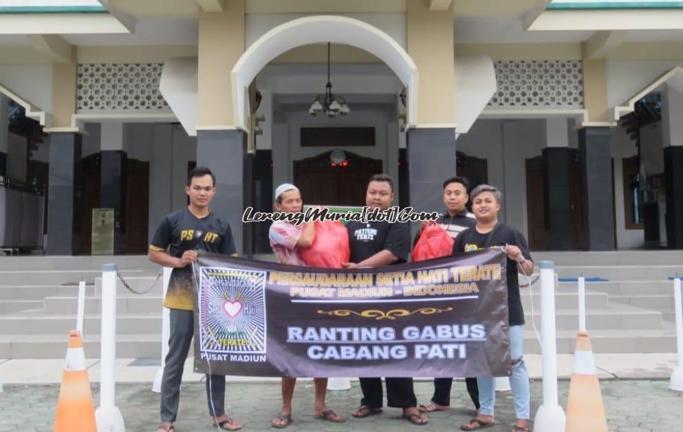 Foto penyerahan takjil di Masjid Besar Baiturrohman Gabus