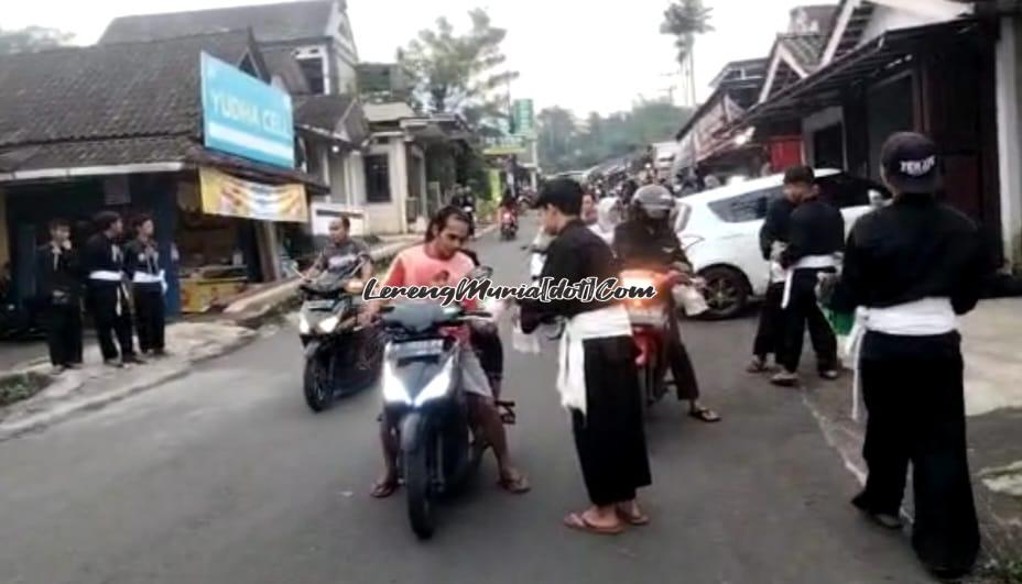 Foto bagi takjil anggota SH Terate di Windusari Kabupaten Magelang