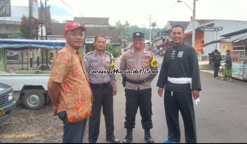 Foto aparat Polsek Windusari yang mendukung penuh acara bagi takjil