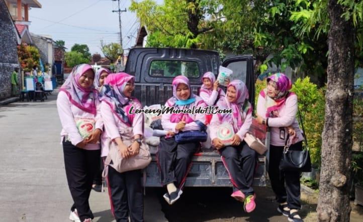 Foto bersama panitia sebelum distribusi zakat fitrah