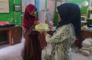 Foto pemberian zakat fitrah oleh Kepala SDN Geritan Sudaryati,S.Pd. kepada siswa yang berhak menerima