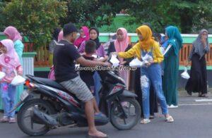 Foto siswa SDN Parenggan 01 berbagi takjil