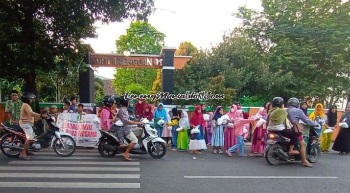 Foto pengguna jalan sangat antusias menerima takjil gratis