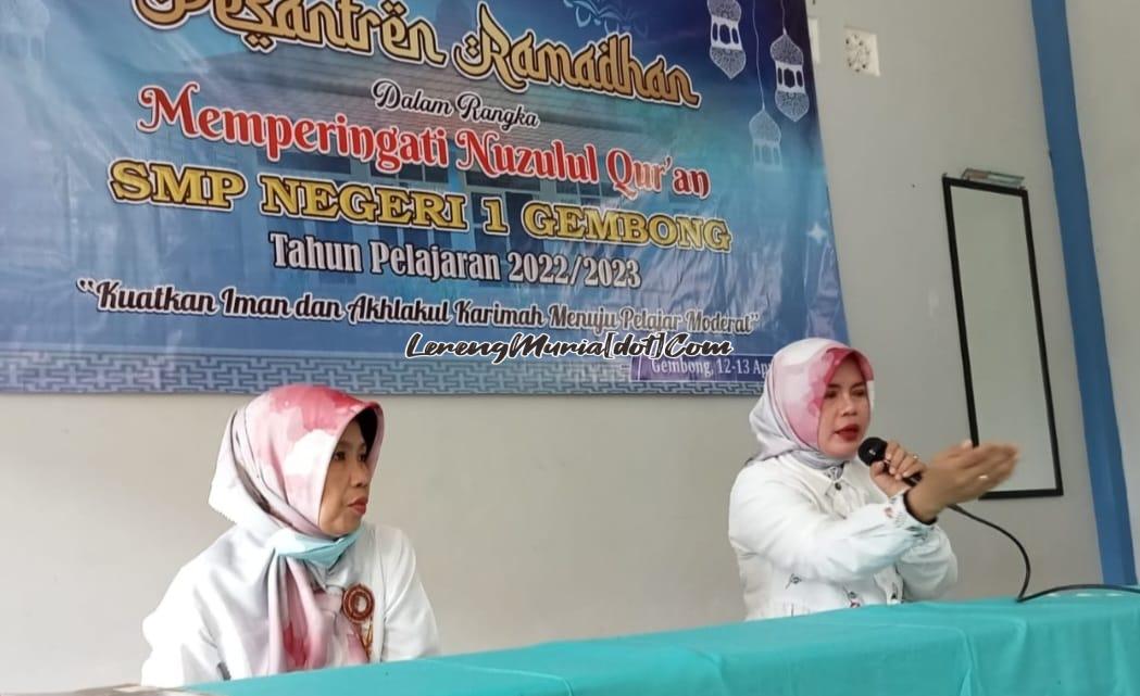 Foto sambutan Kepala SMPN 1 Gembong Dra. Istiana, M.Pd (kanan) dalam acara Pesantren Kilat