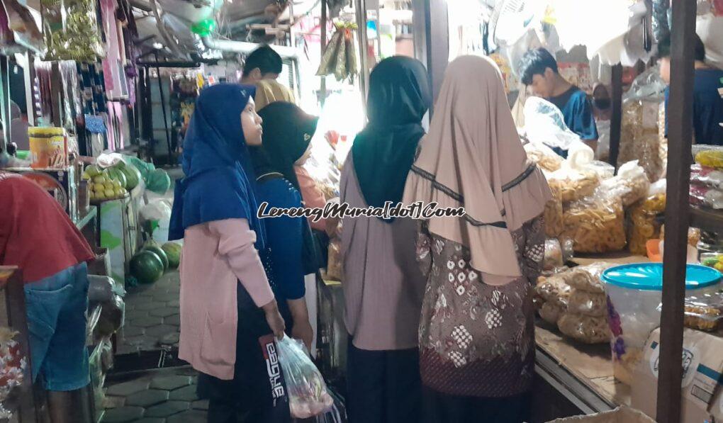 Foto los jajan/kue kering Pasar Puri Baru Pati ramai dikunjungi pembeli