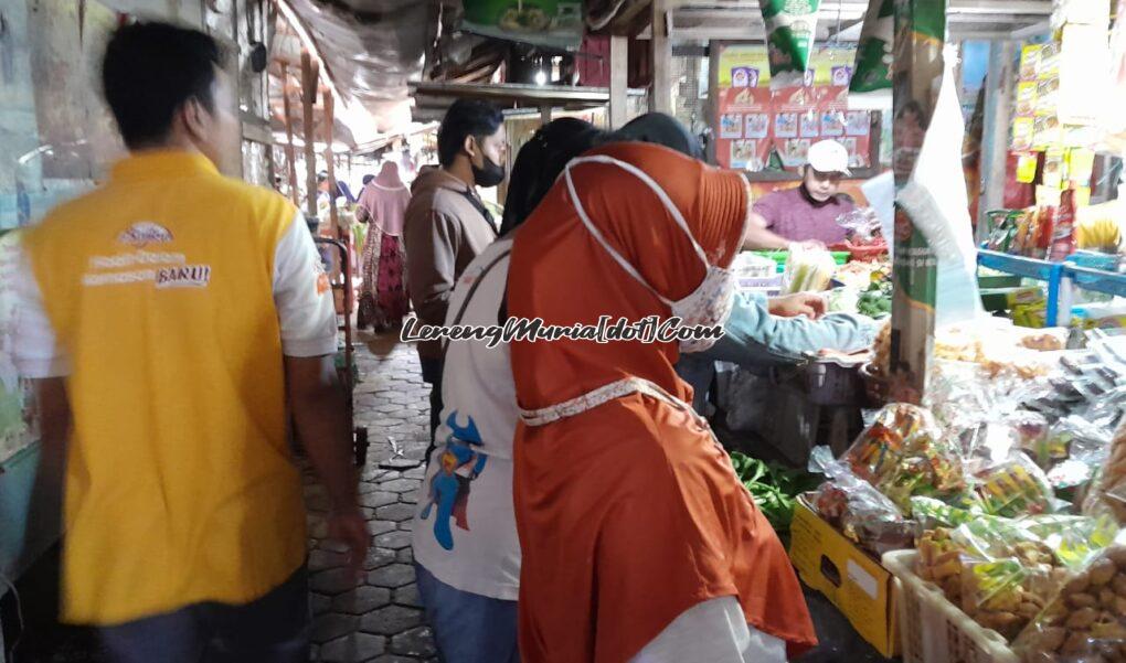 Foto pengunjung pasar membeli jajan  untuk persiapan hari raya